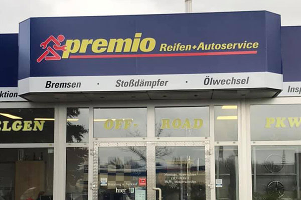 PREMIO Reifen + Autoservice All-4-Action GmbH - Verkaufsraum Eingang Außenansicht